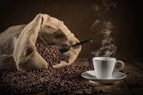 Kaffeebohnen mit Jutebeutel und Lenzventil — Stockfoto