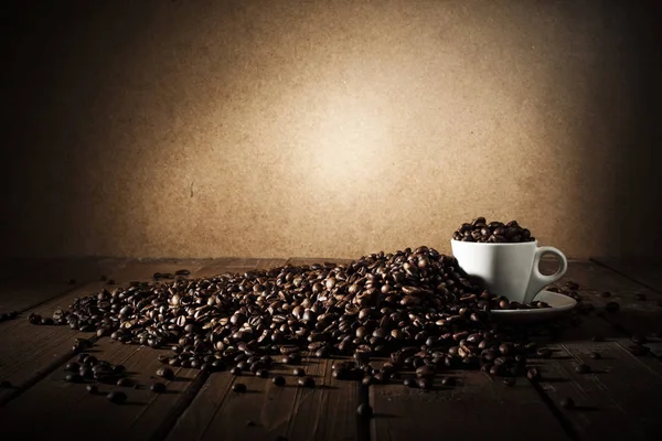 Чашка кавових зерен — стокове фото