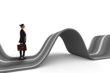 İş kadını bir yol üzerinde yürüyor