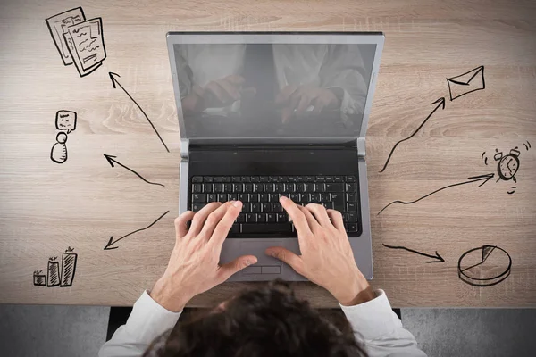 Empresario trabajando en la computadora — Foto de Stock