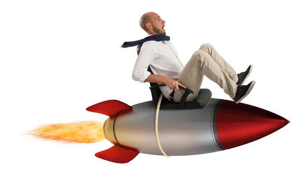 Homme d'affaires survolant une fusée . — Photo