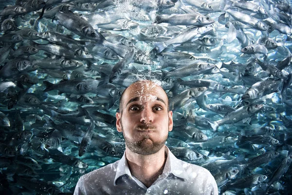 Zakenman verdrinken in de zee — Stockfoto