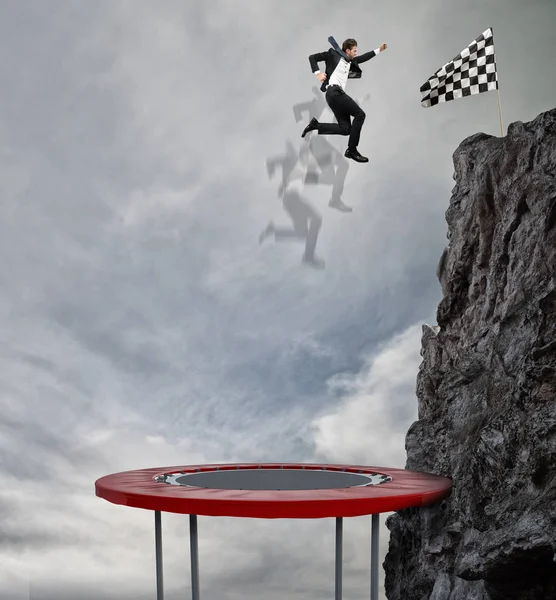 Бізнесмен стрибає на батуті — стокове фото