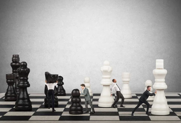 Geschäftsleute bewegen die Schachfiguren. — Stockfoto