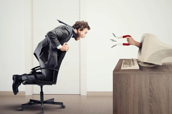 Magnet zieht einen Mann an einen Computer. — Stockfoto