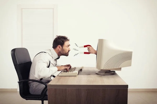 El imán atrae a un hombre a una computadora . — Foto de Stock