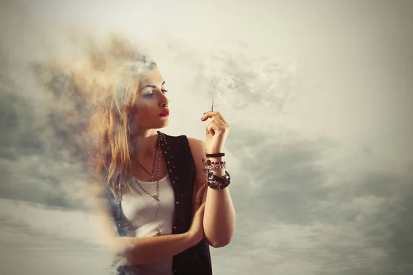 Woman smokes a cigarette — Stock Photo, Image