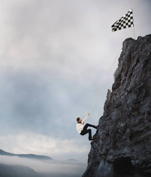 Businessman climbs a mountain — Stock Photo, Image