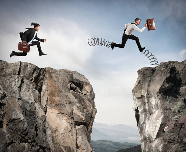 Бизнесмен с пружинами бежит
