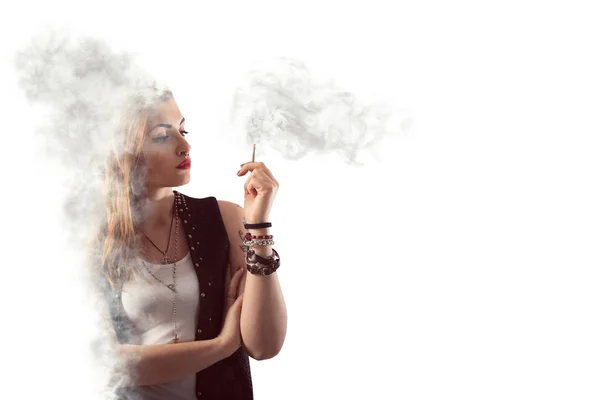 La mujer fuma un cigarrillo — Foto de Stock