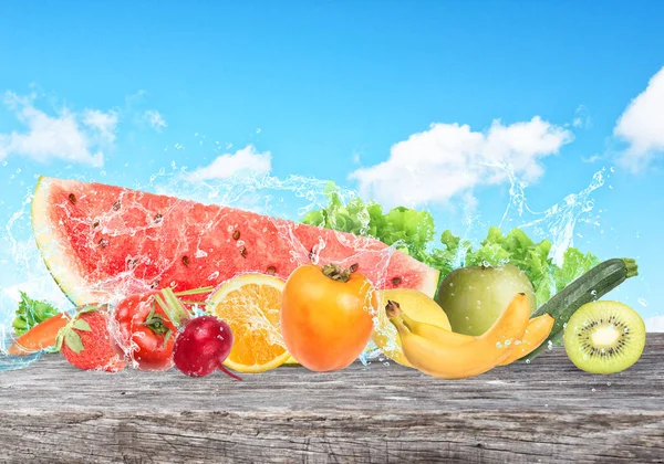 Bunte Früchte und Salat — Stockfoto