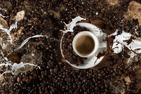 Hintergrund der Tasse Kaffeebohnen — Stockfoto