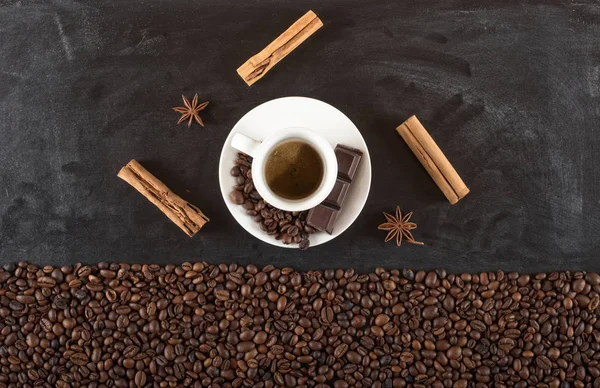 Hintergrund der Tasse Kaffeebohnen — Stockfoto