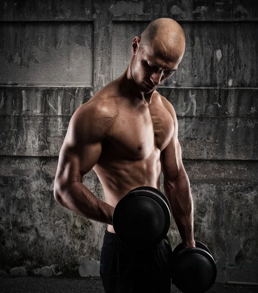 Atlético musculoso hombre entrenamiento bíceps — Foto de Stock