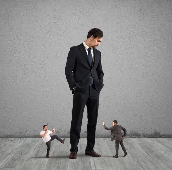 Grande empresário procurando pequenos empresários . — Fotografia de Stock