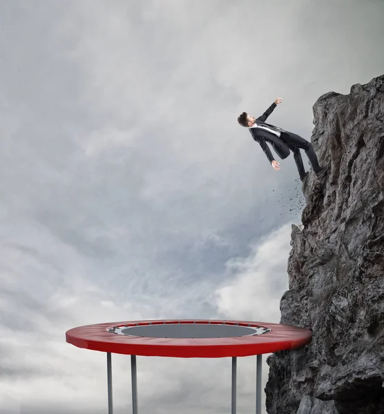 Zakenman springen op een trampoline — Stockfoto