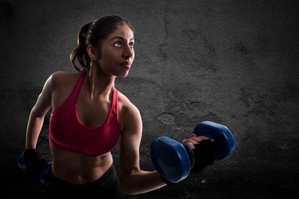 Athletische muskulöse Frau trainiert Bizeps — Stockfoto