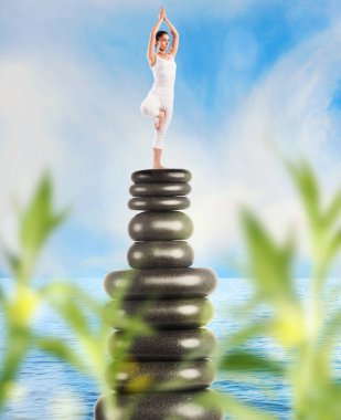 esnek kadın yoga yaparken 