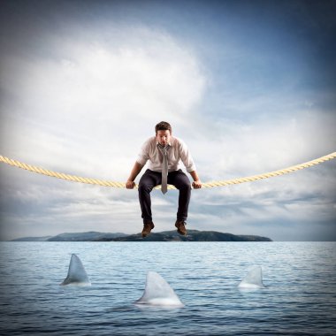 Bir ip üzerinde oturan adam