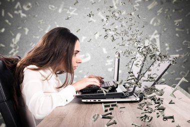 Deli kadın bilgisayarda yazıyor