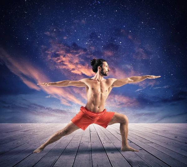 Man i en yoga position — Stockfoto