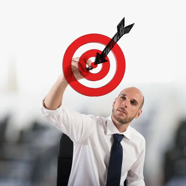 Businessman drawing a target — Stock Photo, Image