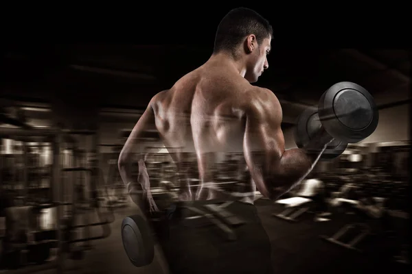 健壮的肌肉男人训练肱二头肌 — 图库照片