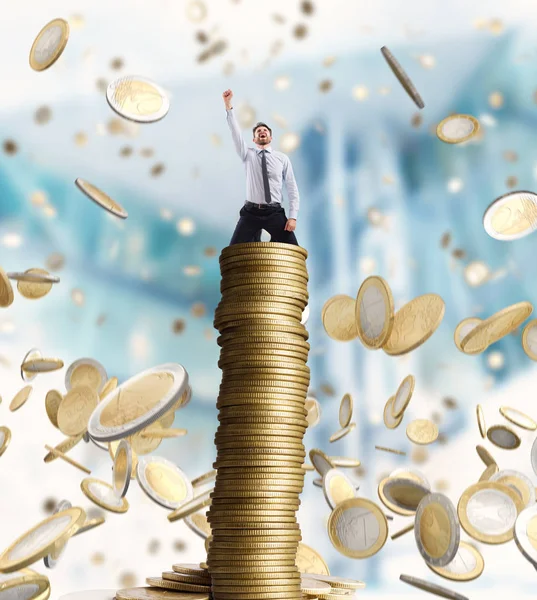 Бизнесмен ликует над монетами — стоковое фото