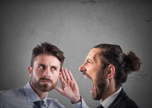 Hombre gritando a otro hombre escuchando . — Foto de Stock
