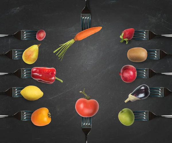Gabeln mit verschiedenen Gemüsen und Früchten. — Stockfoto