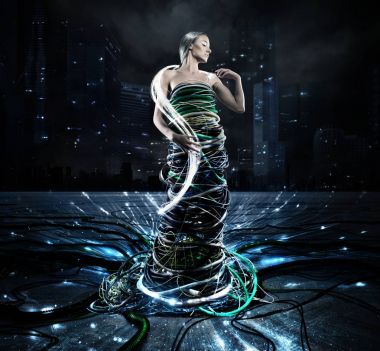 Elektrik kablo ile giymiş kadın 