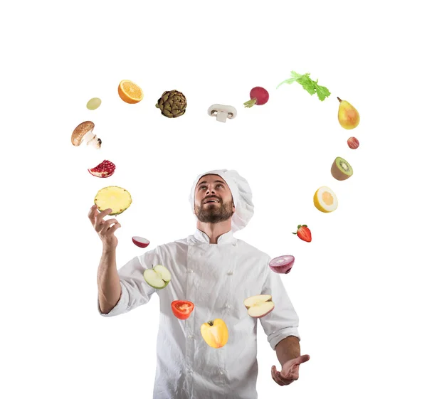 Chef brinca com os legumes — Fotografia de Stock