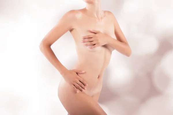 Handläggningen koncept med en naken tjej — Stockfoto