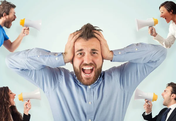 Concepto de estrés con colegas gritando — Foto de Stock
