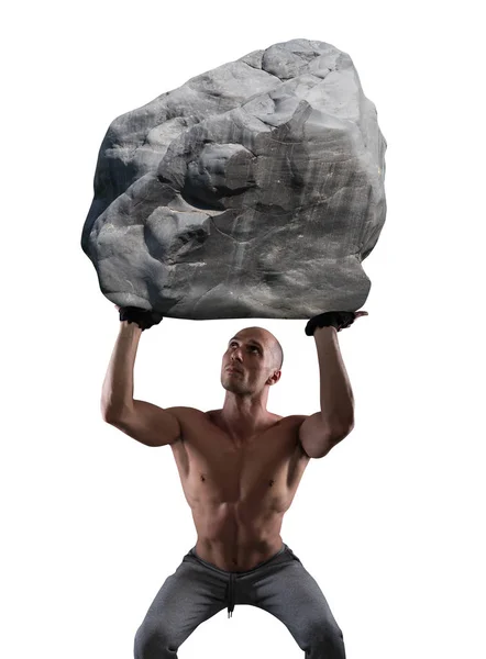 Homem com determinação levanta uma grande pedra — Fotografia de Stock