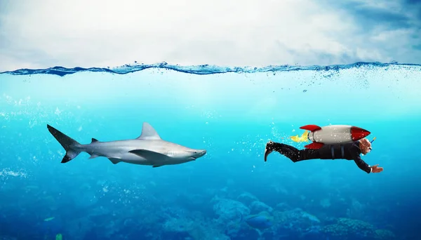Бізнесмен, який втікає від акули — стокове фото