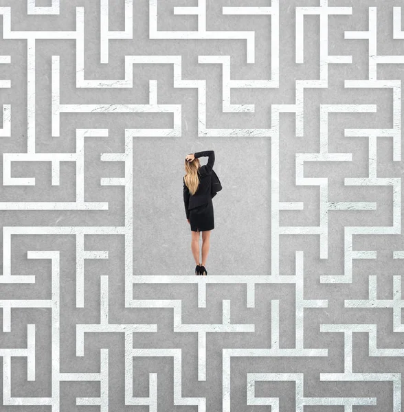 Confusa donna d'affari al labirinto — Foto Stock