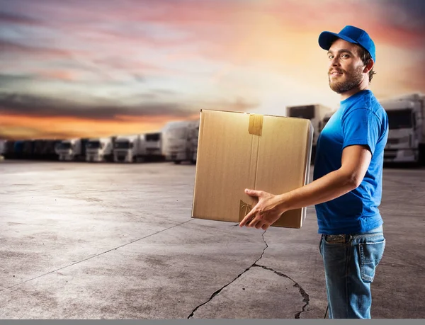 Mensajero listo para entregar el paquete — Foto de Stock