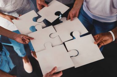 bulmacanın büyük parçaları birleştirerek insanlar