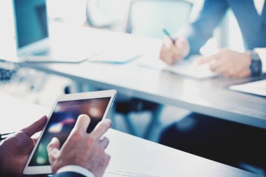 işadamı tablet ile çalışır