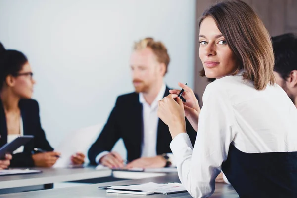 Vertrouwen zakenvrouw tijdens een zakelijke bijeenkomst — Stockfoto