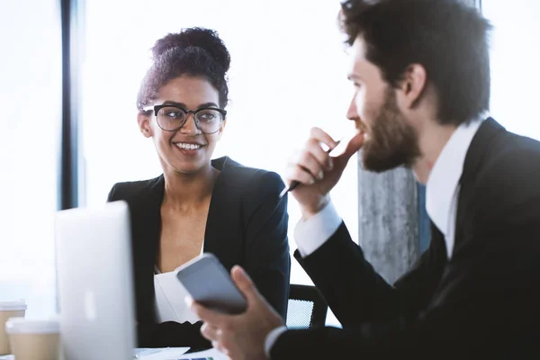 Uomini d'affari che lavorano insieme — Foto Stock