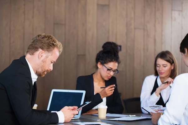 Equipo de personas trabajan juntos en la oficina . —  Fotos de Stock