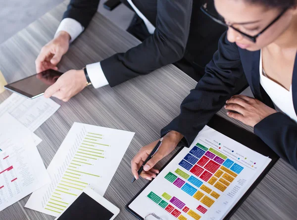 El equipo de la persona de negocios trabaja juntos. Concepto de trabajo en equipo — Foto de Stock