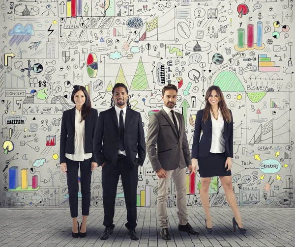 Grupo de hombres y mujeres de negocios exitosos trabajan en un proyecto creativo. Equipo y concepto corporativo — Foto de Stock