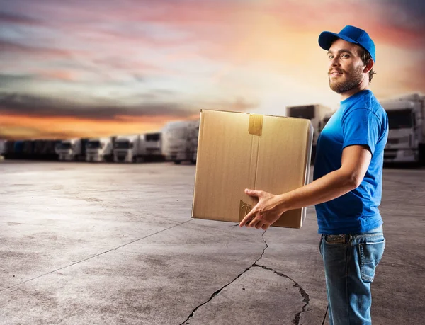 Courier ready to deliver package — Stock Photo, Image