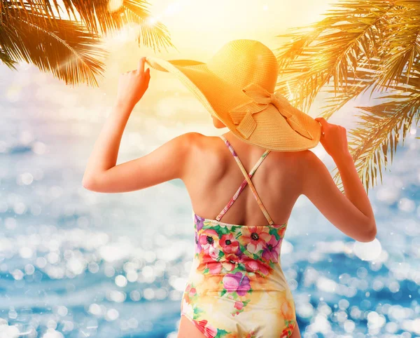 Meisje op het strand tijdens zonsondergang — Stockfoto