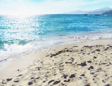 Mavi deniz ile güzel bir plaj 