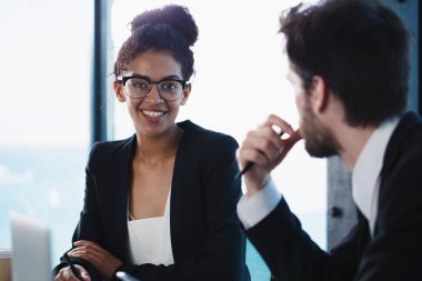  İş adamları birlikte çalışıyor. 