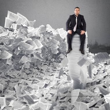 İşadamı ile kağıt sayfalarının herhangi bir yere. Bürokrasi kavramı ile gömülü.